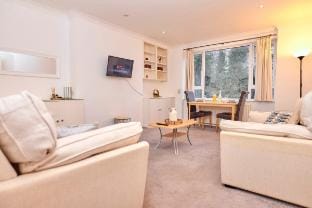 Maida Vale flat with Parking up to 6 people Vacation rental in City of Westminster