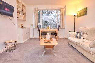 Maida Vale flat with Parking up to 6 people Vacation rental in City of Westminster