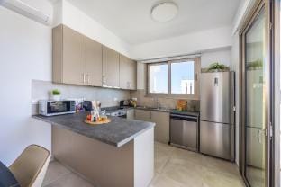 101 Mulberry Tree- Spacious with Large Terrace Apartment in Germasogeia