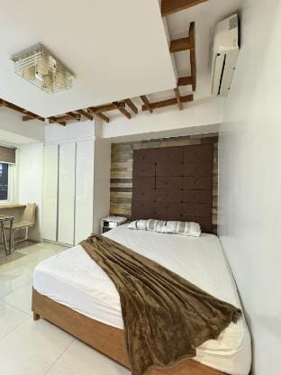 Condo in Calyx  Ayala Cebu Business Park w Netflix Vacation rental in Lapu-Lapu City