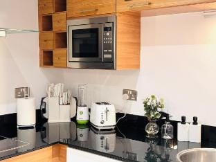 2 Bed Leeds Dock Apartment Balcony and River View Apartment in Leeds