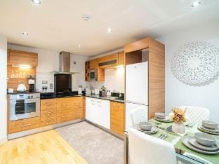 2 Bed Leeds Dock Apartment Balcony and River View Apartment in Leeds
