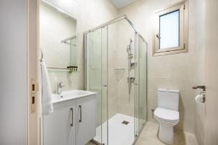 202 Mulberry Tree- Elegant with Large Terrace Apartment in Germasogeia
