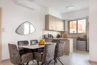 202 Mulberry Tree- Elegant with Large Terrace Apartment in Germasogeia