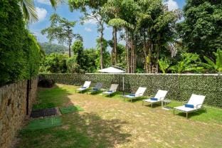 NaiHarn Bungalow with Jacuzzi B3 Villa in Rawai