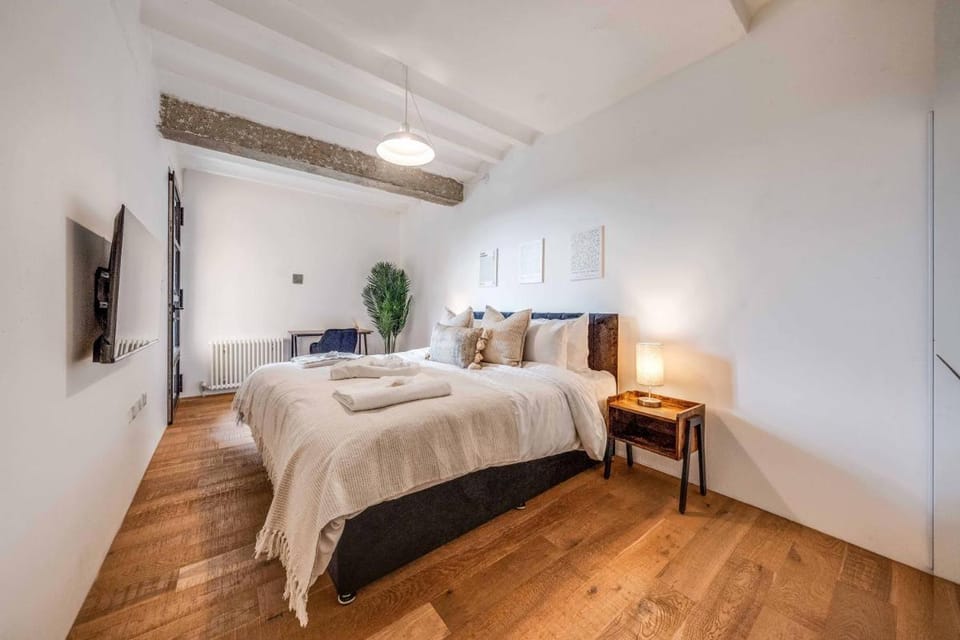 Huge Luxe 85inch Cinema Flat w/ Balcony & Parking Apartment in London Borough of Lewisham