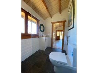 lovely nordic pine cabin great for couples or family Vacation rental in Kingscote