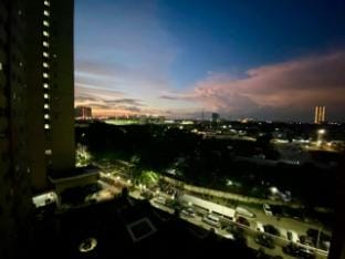 Comfy Skyview Retreat | Walk to LRT, Mall & More Vacation rental in Jakarta