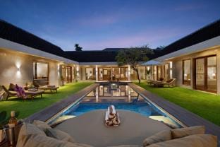 NEW! Seminyak 8 Bedr/10 Bathr Villa/ Best Location Villa in Kuta