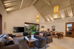 NEW! Seminyak 8 Bedr/10 Bathr Villa/ Best Location Villa in Kuta