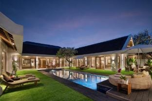 NEW! Seminyak 8 Bedr/10 Bathr Villa/ Best Location Villa in Kuta