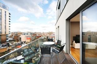 Modern 3 Bed 2 Bath Flat in heart of Dalston Apartment in London Borough of Islington