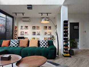Modern art 4BR villa Free WiFi Netflix Vacation rental in Bangkok
