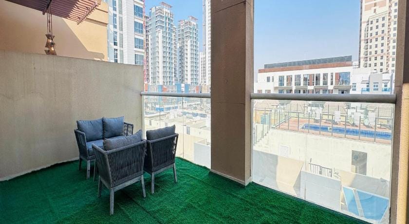 Modern 1BR w Pool and Parking At Roxana Residence Apartment in Dubai