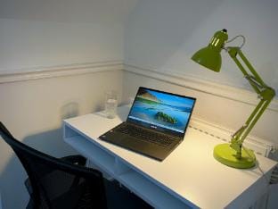 Ideal 2 bed pay-as-you-stay home in Widnes sleeps 5 Vacation rental in Widnes