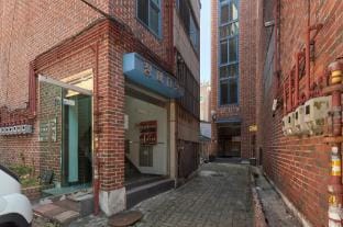 Sohwa Mansion 8-minute walk to Gyeongbokgung Vacation rental in Seoul