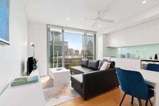 Central art-deco 1bed with balcony & aircon Vacation rental in Surry Hills