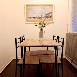 Cozy 2BR Home Pets Welcome  Free Parking  Wifi Vacation rental in Leeds