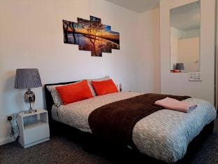 Cozy 2BR Home Pets Welcome  Free Parking  Wifi Vacation rental in Leeds