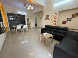 Lovely 2BR at Hitech City with power back up/AC Vacation rental in Secunderabad