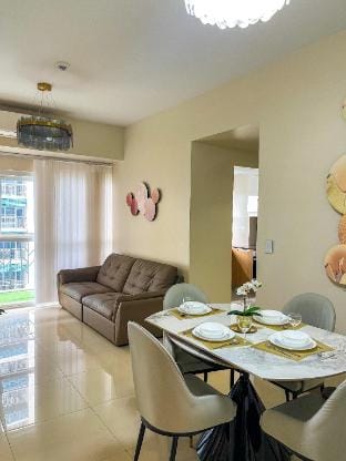 3BR Luxe Condo | Walk to Okada | w/ Balcony Apartment in Pasay