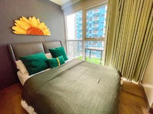 Luxury 3BR Condo | Balcony | Near Okada & MOA Apartment in Pasay