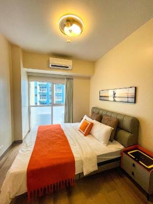 Sleek 3BR Condo | Walk to Okada | w/ Balcony Apartment in Pasay