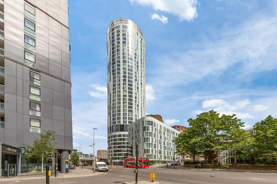 Sky Scraper London Luxury 1BR Roof Terrace and Gym Bed and Breakfast in London