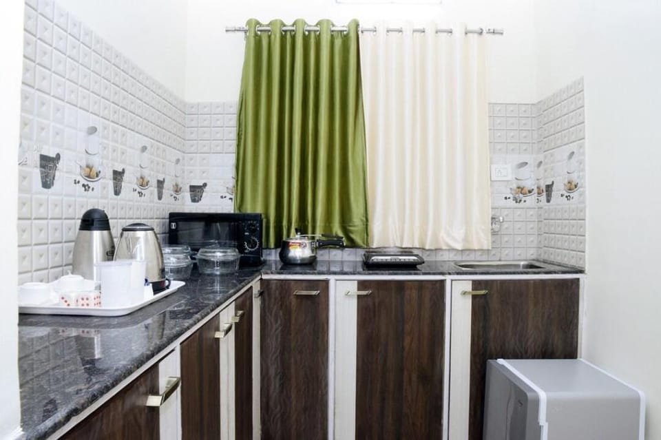 Green Edge Regency - 3 star facilities - near Ruby Hotel in Kolkata