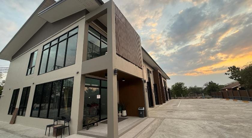 Cha V Place Buriram - ชาวีเพลส บุรีรัมย์ Apartment hotel in Laos