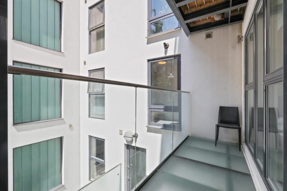 Still Life Farringdon Deluxe Apartment in London Borough of Islington