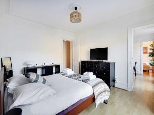Experience the Parisian Lifestyle 2BR near Porte Maillot Apartment in Paris