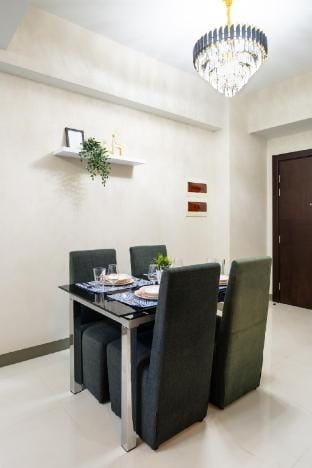 Bright & Airy  Sky Garden flr  2.5BR,Uptown BGC Vacation rental in Makati