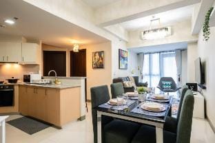 Bright & Airy  Sky Garden flr  2.5BR,Uptown BGC Vacation rental in Makati