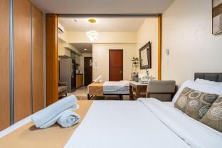 Budget Stay BGC|1BR for 4| 2bed Uptown Mall linked Vacation rental in Makati