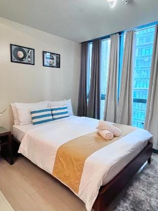 Uptown Mall Linked | 1BR w/ 2 Beds | Best Value Apartment in Makati