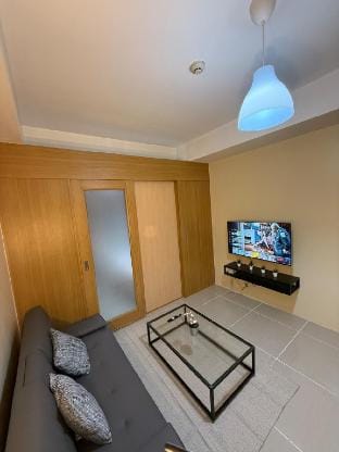 Spacious pool view at Mall of Asia 100mb Netflix Vacation rental in Pasay