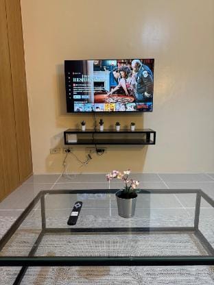 Spacious pool view at Mall of Asia 100mb Netflix Vacation rental in Pasay