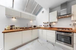 Elegant Oasis | Garden | 65 inch TV & Netflix Vacation rental in London Borough of Ealing