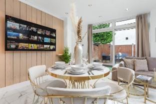 Elegant Oasis | Garden | 65 inch TV & Netflix Vacation rental in London Borough of Ealing