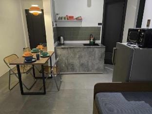 Modern Retro @ Heart of Mkti Pobla & Rockwell D05 Vacation rental in Makati