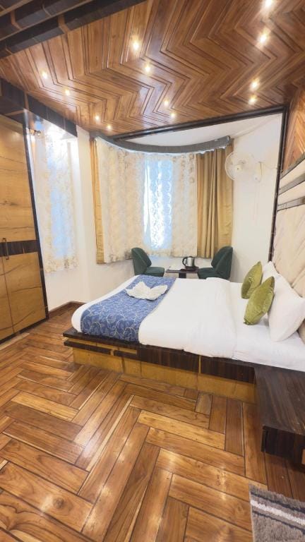 Siris Mountain View Hotel in Uttarakhand