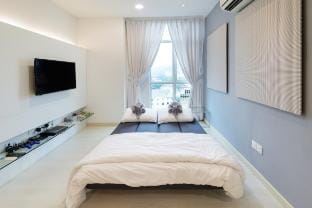 Couples Getaway LIV | Cozy 2BR Suite Apartment in George Town