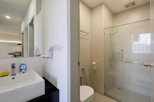 Couples Getaway LIV | Cozy 2BR Suite Apartment in George Town