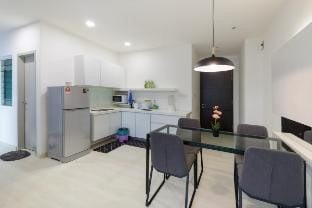 Couples Getaway LIII | Cozy 2BR Suite Apartment in George Town