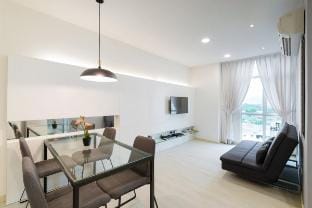 Couples Getaway LIII | Cozy 2BR Suite Apartment in George Town