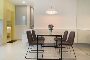 Couples Getaway LVI | Cozy 2BR Suite Apartment in George Town
