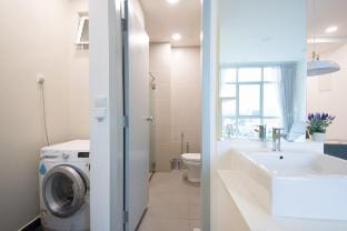 Couples Getaway LVI | Cozy 2BR Suite Apartment in George Town