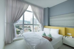 Couples Getaway XV | Cozy 1BR Suite Apartment in George Town