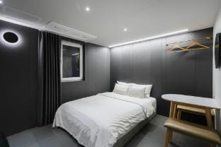 Yeongdeungpo HOTEL HOME #6Free OTTs #SmartTV #WIFI Vacation rental in Seoul